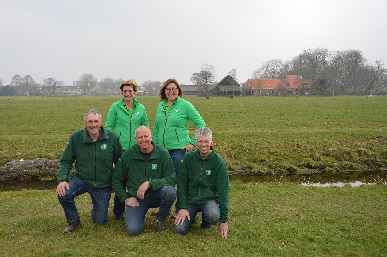 Team zittend verkleind