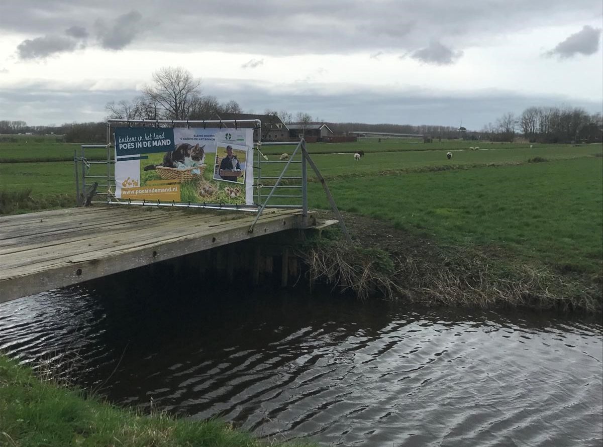 banners in het veld Koos Pennings